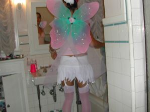 Танцовщица после работы показала упругую попку. Эскиз 7