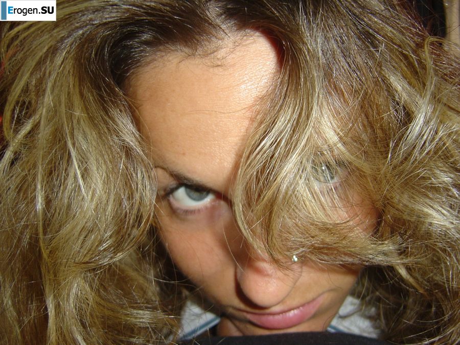 Зрелая женщина переодевается в школьницу и занимается сексом. Фото 10