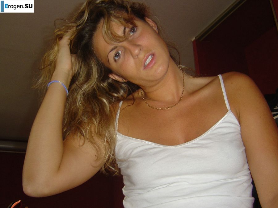 Зрелая женщина переодевается в школьницу и занимается сексом. Фото 11