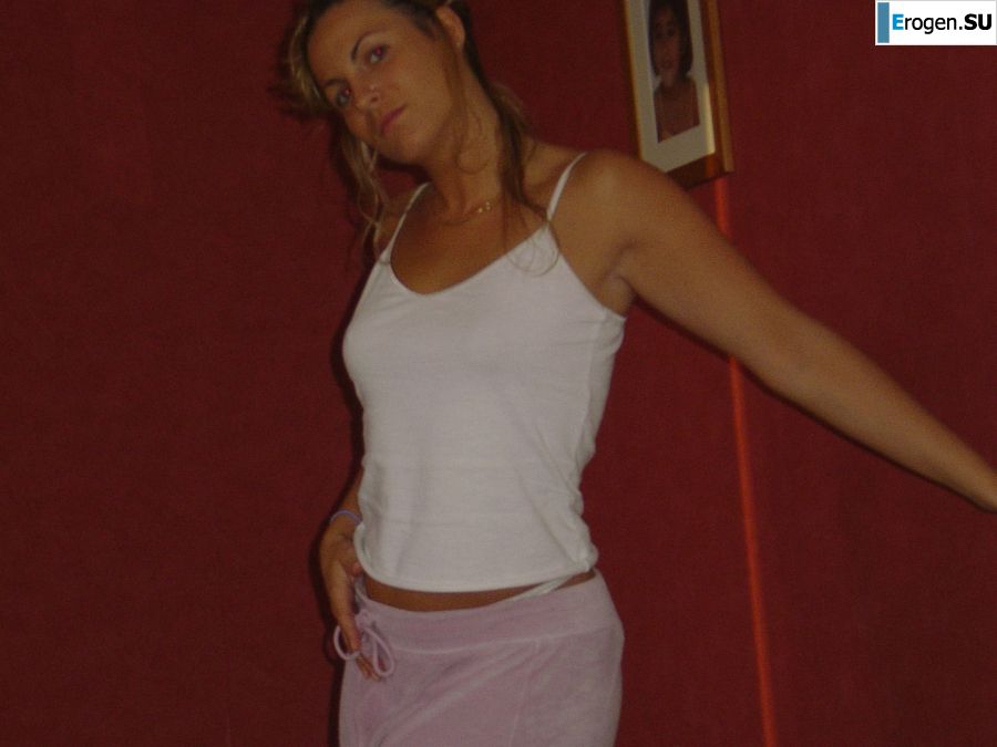 Зрелая женщина переодевается в школьницу и занимается сексом. Фото 13