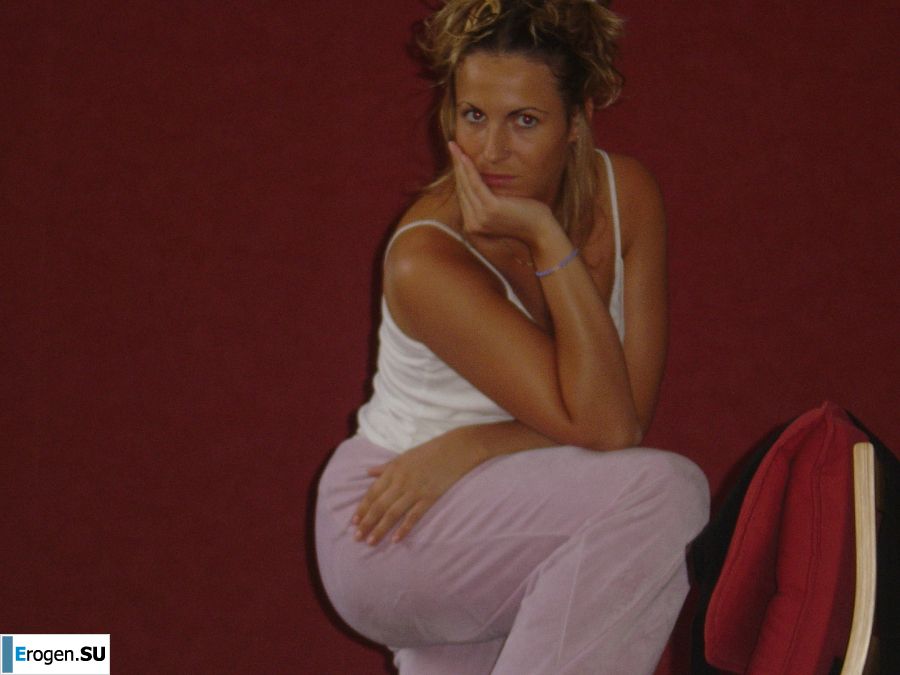 Зрелая женщина переодевается в школьницу и занимается сексом. Фото 14