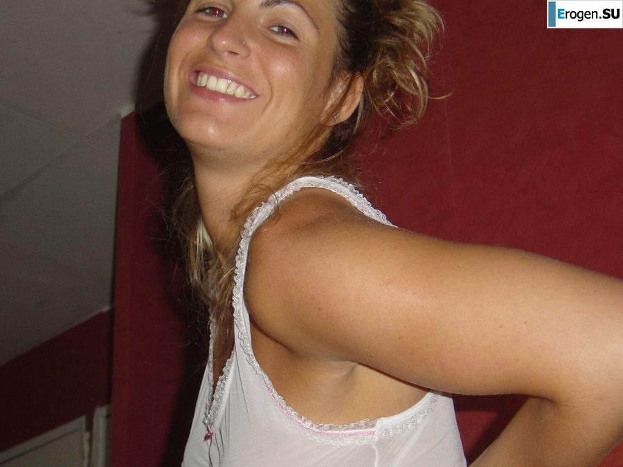 Зрелая женщина переодевается в школьницу и занимается сексом. Фото 16