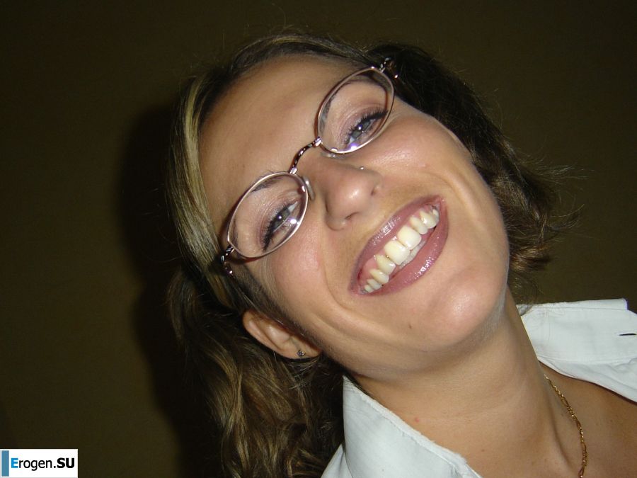 Зрелая женщина переодевается в школьницу и занимается сексом. Фото 27