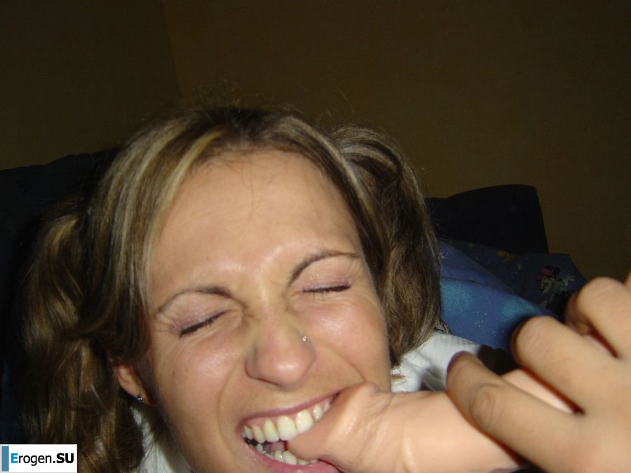 Зрелая женщина переодевается в школьницу и занимается сексом. Фото 28