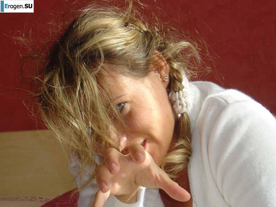 Зрелая женщина переодевается в школьницу и занимается сексом. Фото 3