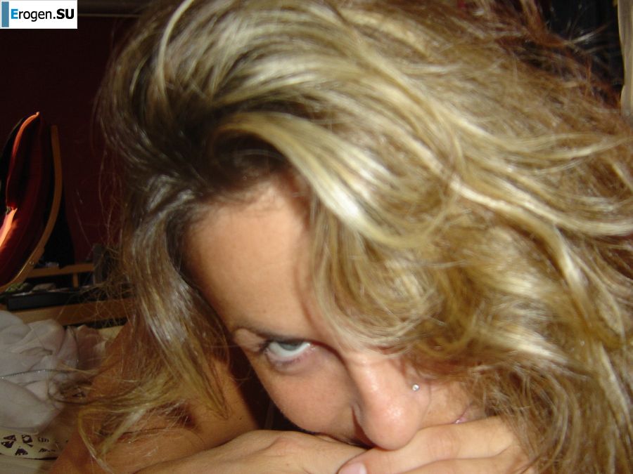 Зрелая женщина переодевается в школьницу и занимается сексом. Фото 8