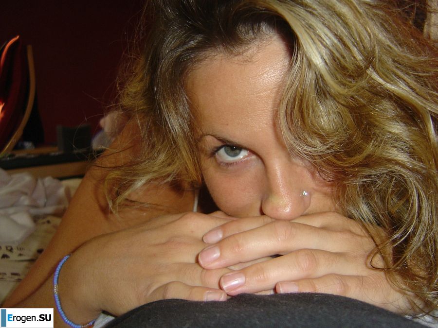 Зрелая женщина переодевается в школьницу и занимается сексом. Фото 9