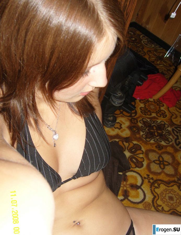 A young girl with a beautiful figure poses in shorts. Photo 13