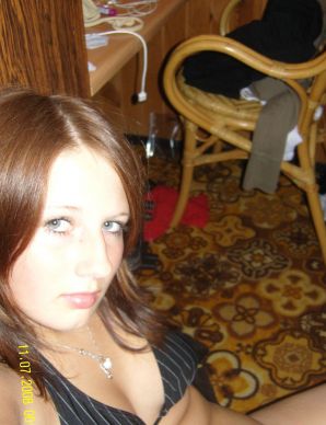 Молодая девушка с красивой фигурой позирует в трусиках. Эскиз 14