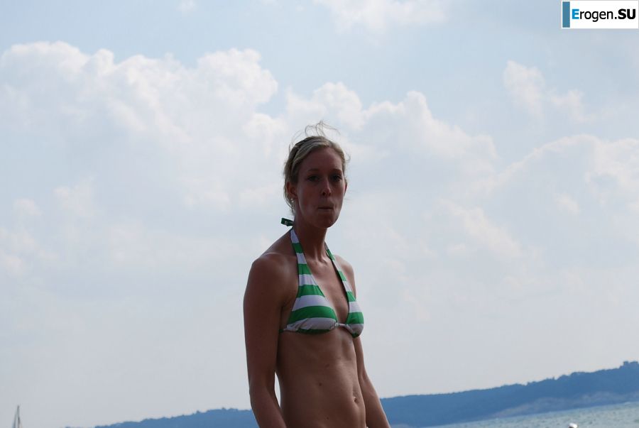 A slender woman with neat breasts takes off her clothes. Photo 19