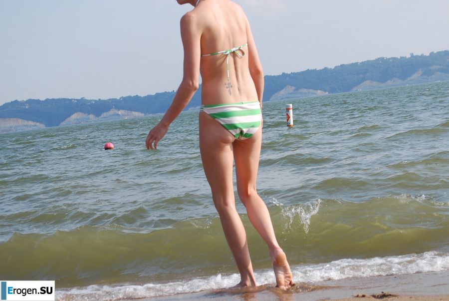 A slender woman with neat breasts takes off her clothes. Photo 33