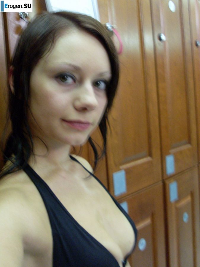 Две брюнетки ублажают друг друга после вечеринки. Фото 18