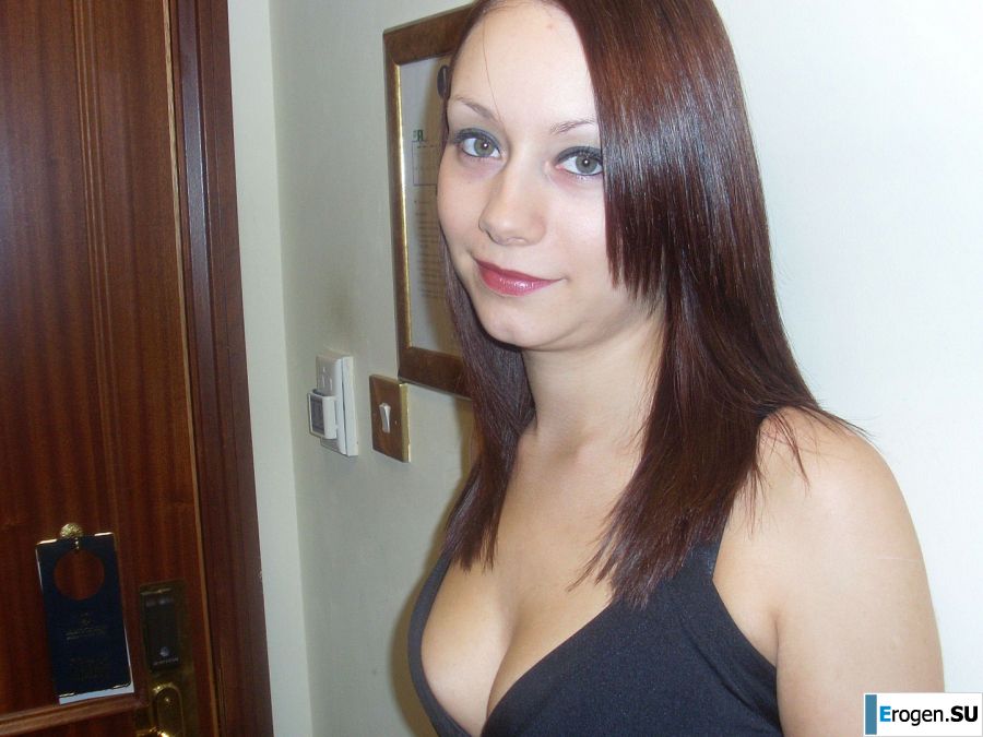 Две брюнетки ублажают друг друга после вечеринки. Фото 9