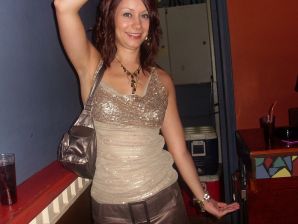 Две брюнетки ублажают друг друга после вечеринки. Эскиз 16