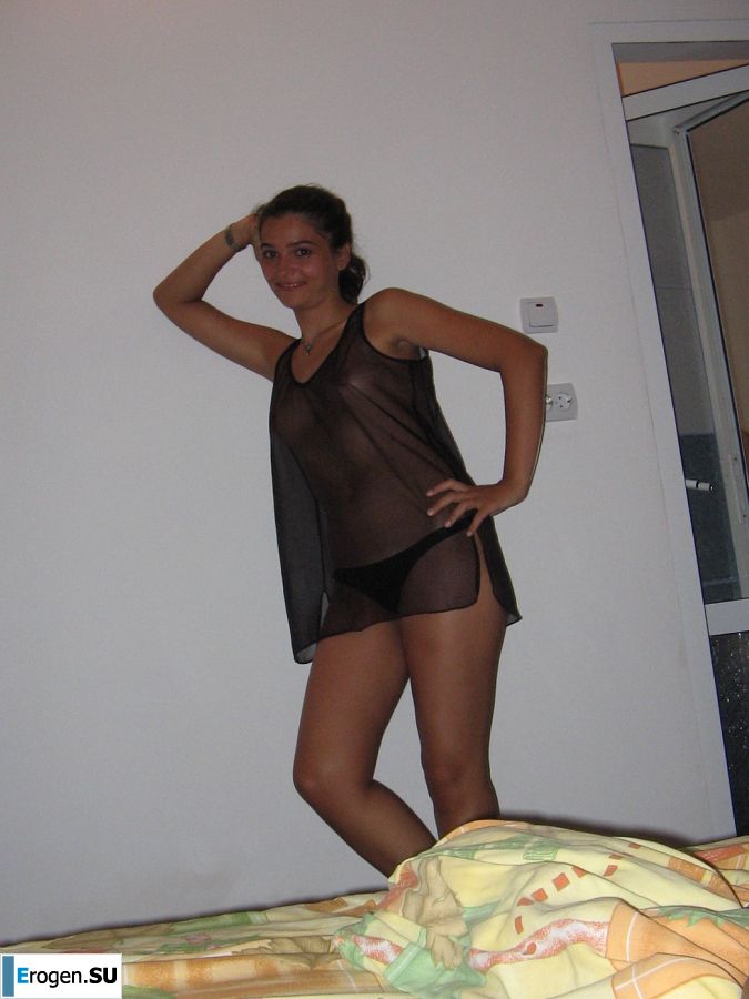 Seductive Latina poses naked on vacation in front of a guy. Photo 15