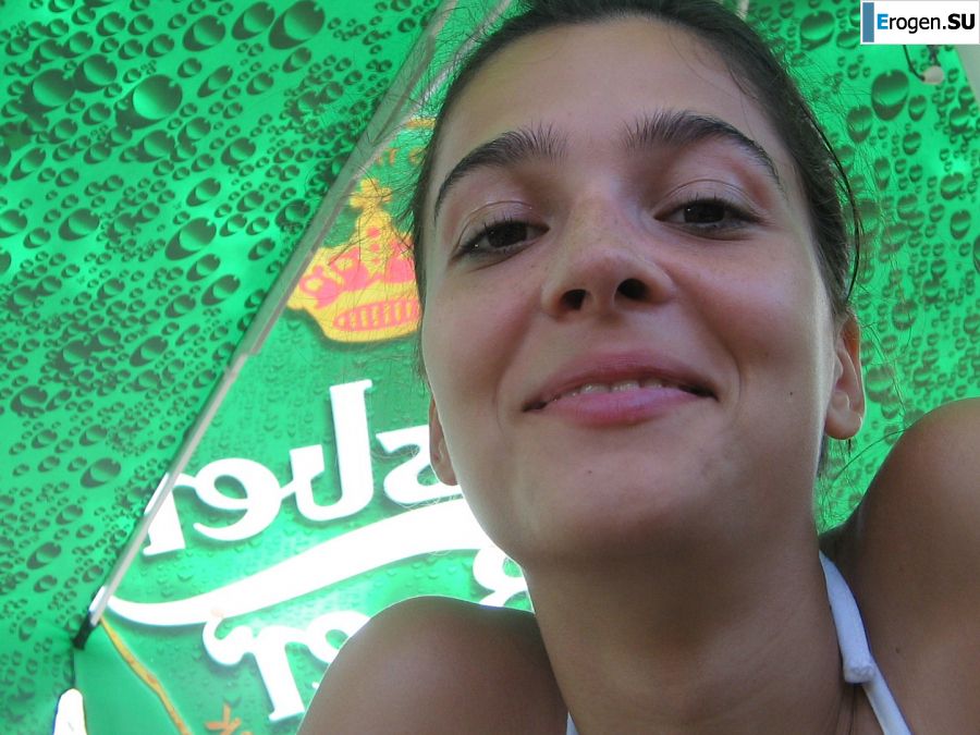 Seductive Latina poses naked on vacation in front of a guy. Photo 17