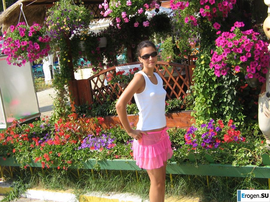 Seductive Latina poses naked on vacation in front of a guy. Photo 24