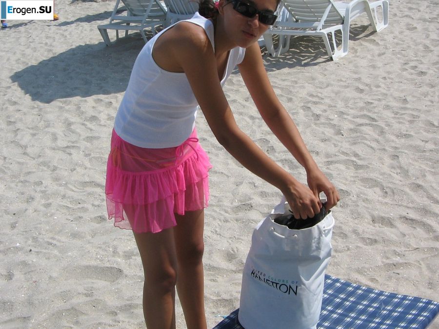 Seductive Latina poses naked on vacation in front of a guy. Photo 25