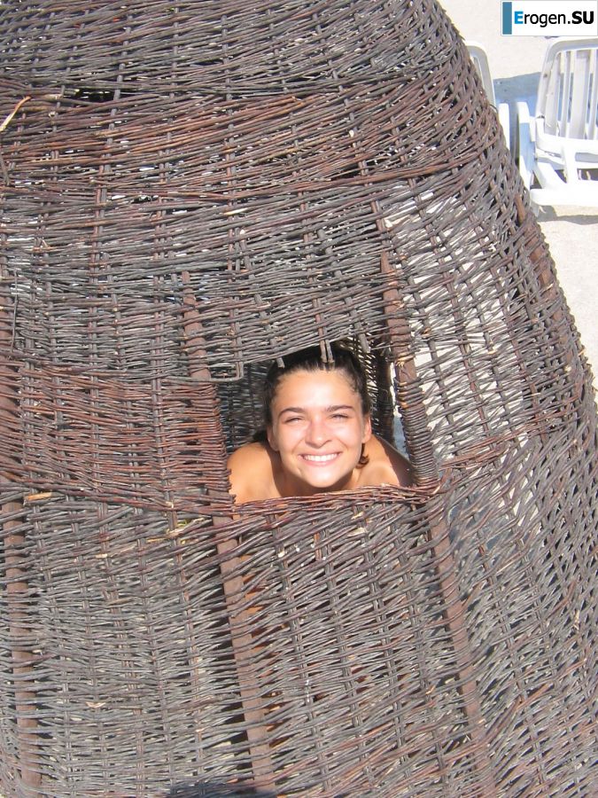 Seductive Latina poses naked on vacation in front of a guy. Photo 27