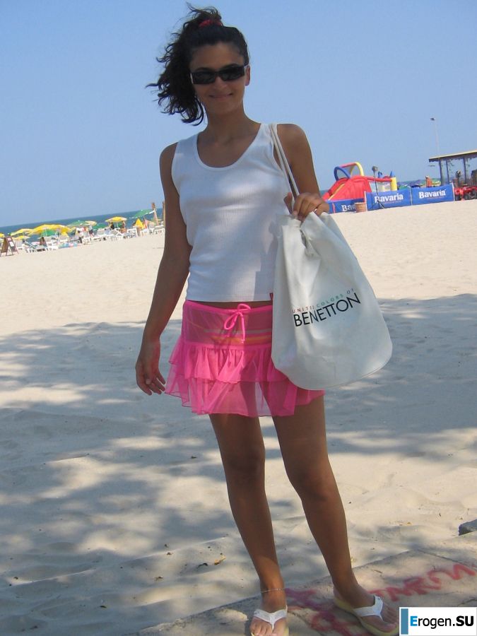 Seductive Latina poses naked on vacation in front of a guy. Photo 28