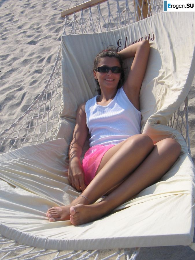 Seductive Latina poses naked on vacation in front of a guy. Photo 29