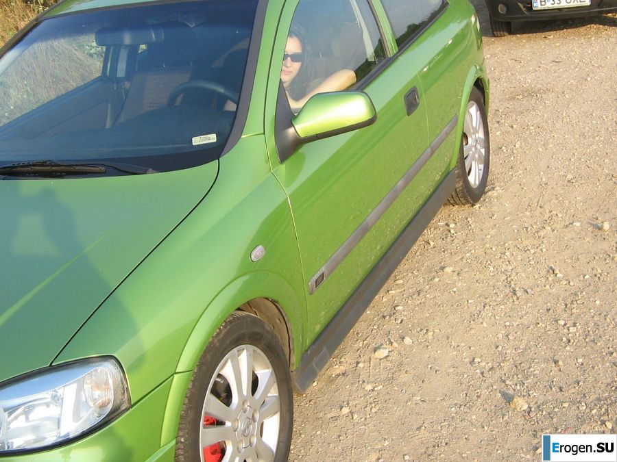 Seductive Latina poses naked on vacation in front of a guy. Photo 3