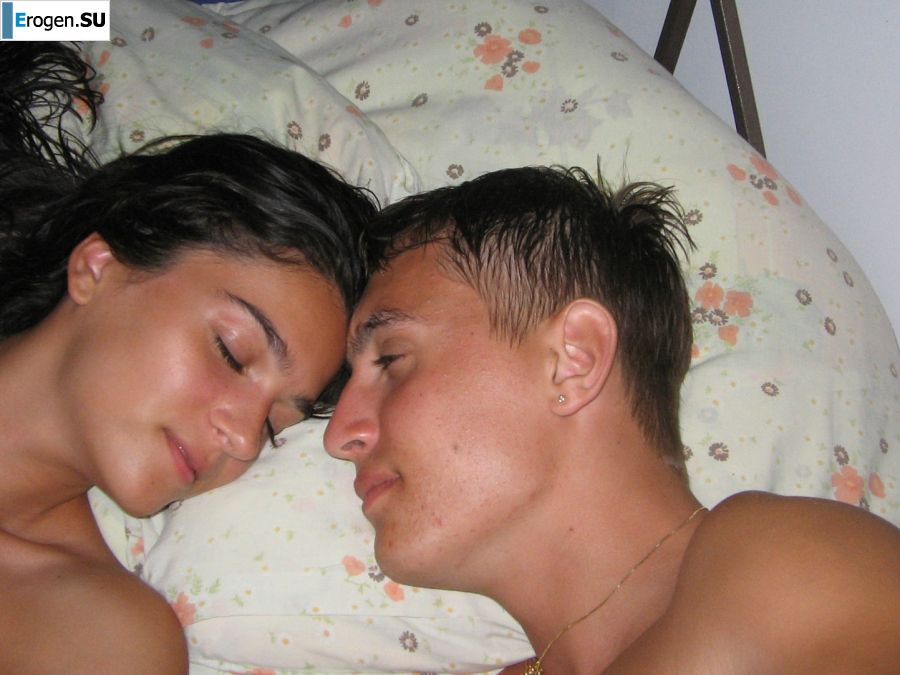 Seductive Latina poses naked on vacation in front of a guy. Photo 31