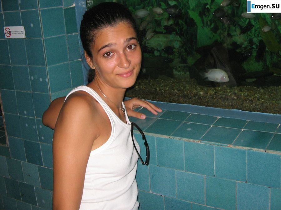 Seductive Latina poses naked on vacation in front of a guy. Photo 32