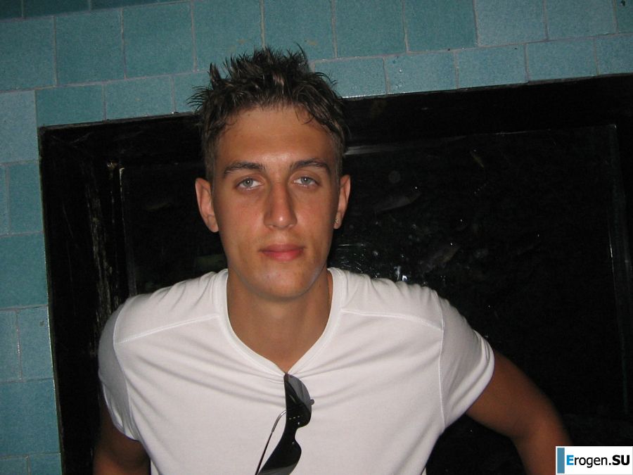 Seductive Latina poses naked on vacation in front of a guy. Photo 33