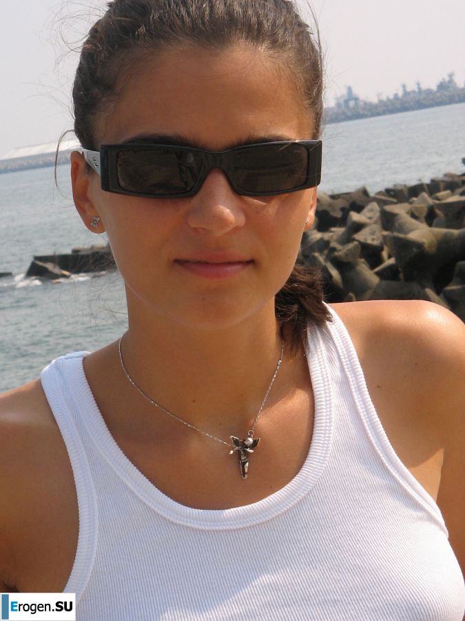 Seductive Latina poses naked on vacation in front of a guy. Photo 34