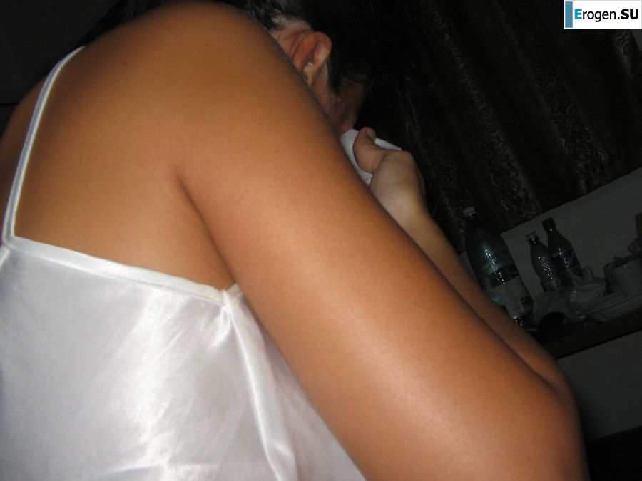 Seductive Latina poses naked on vacation in front of a guy. Photo 5