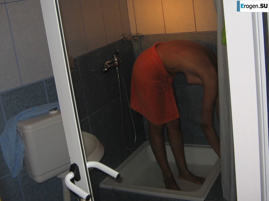 Seductive Latina poses naked on vacation in front of a guy. Photo 6