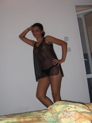 Seductive Latina poses naked on vacation in front of a guy. Thumb 15