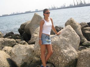 Seductive Latina poses naked on vacation in front of a guy. Thumb 38