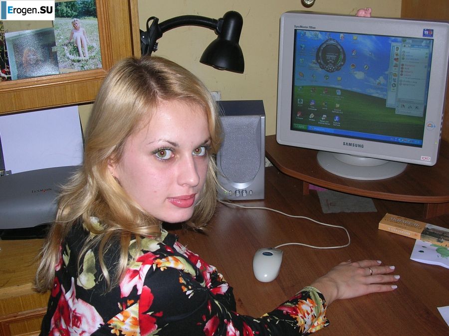 Блондинка с большой попой позирует в кружевном белье. Фото 14