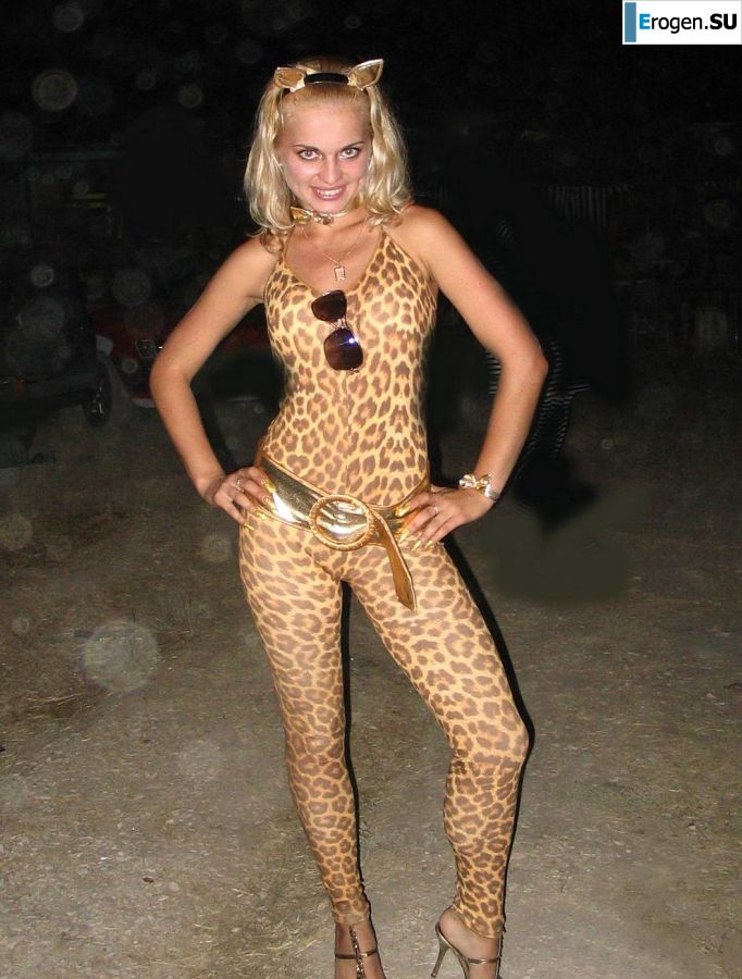 Блондинка с большой попой позирует в кружевном белье. Фото 18