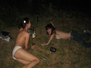 Аппетитные телки проститутки приехали по вызову в пятницу вечером. Эскиз 8