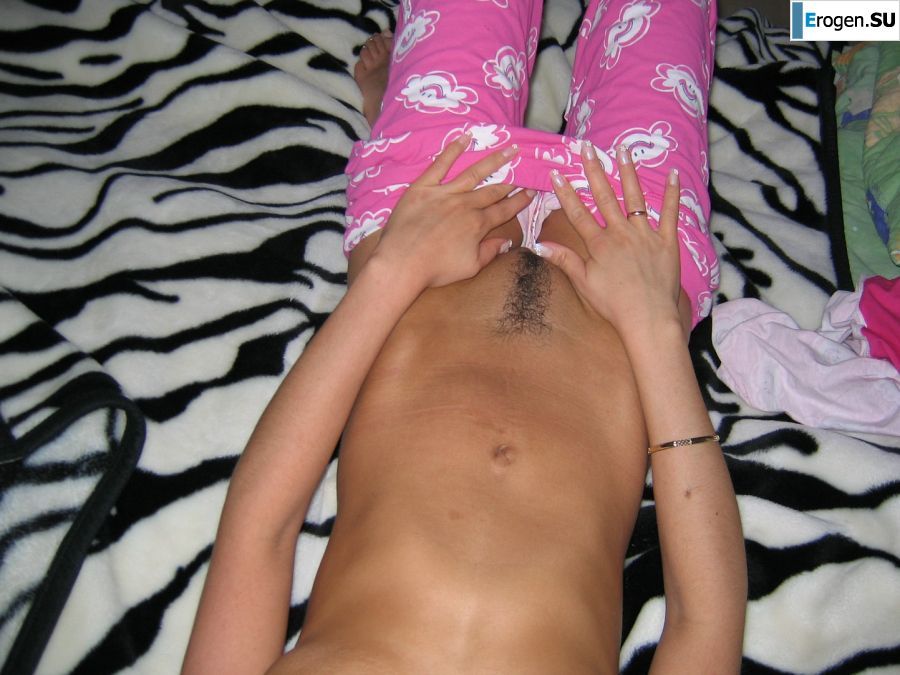 Загорелая брюнетка с упругим телом разделась и показала интимную стрижку. Фото 16