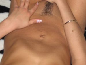 Загорелая брюнетка с упругим телом разделась и показала интимную стрижку. Эскиз 18