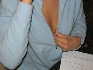 Загорелая брюнетка с упругим телом разделась и показала интимную стрижку. Эскиз 27