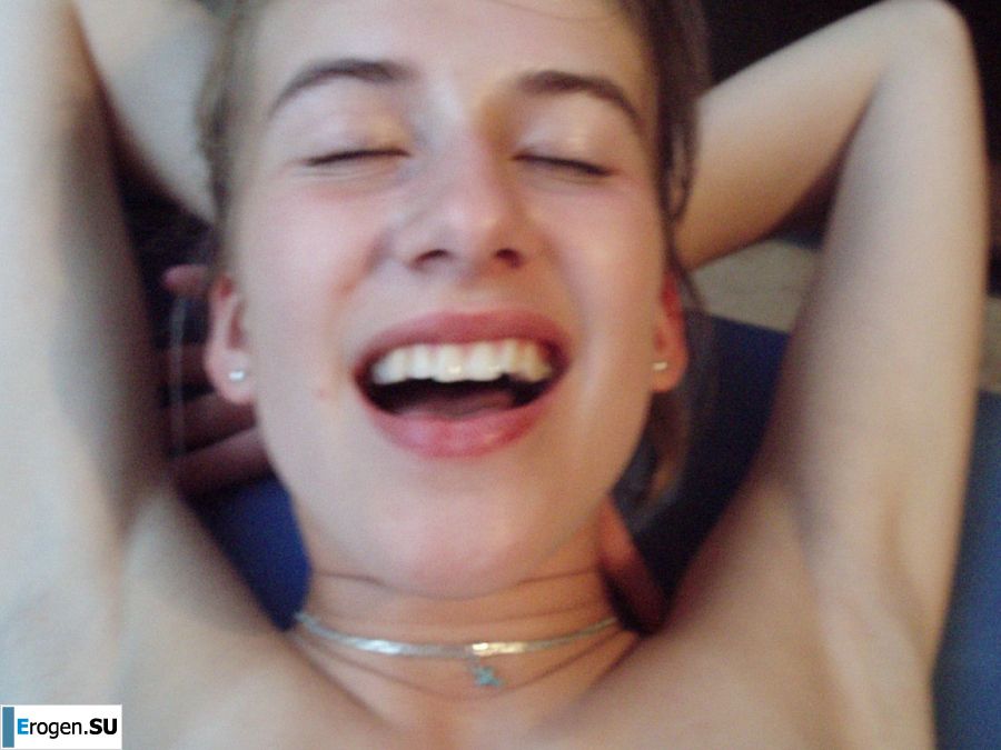 Женщина ласкает себя раздвигая на камеру ноги. Фото 13