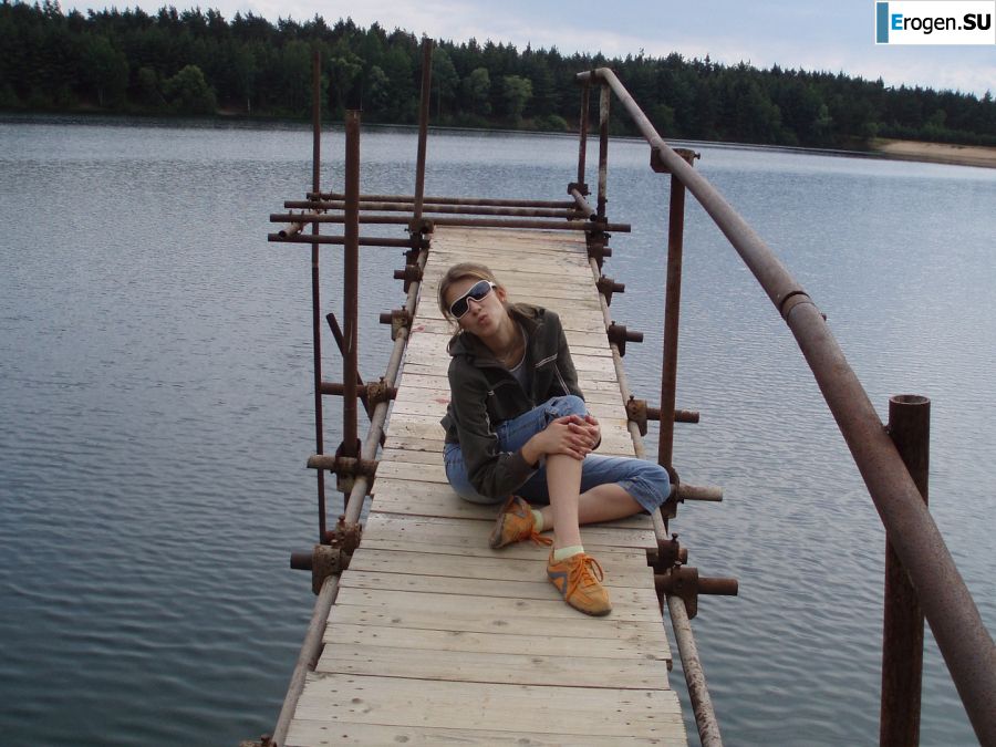 Женщина ласкает себя раздвигая на камеру ноги. Фото 19