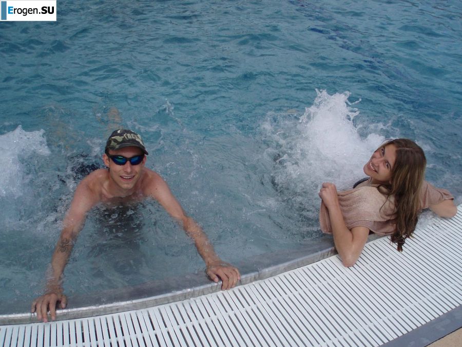 Женщина ласкает себя раздвигая на камеру ноги. Фото 21