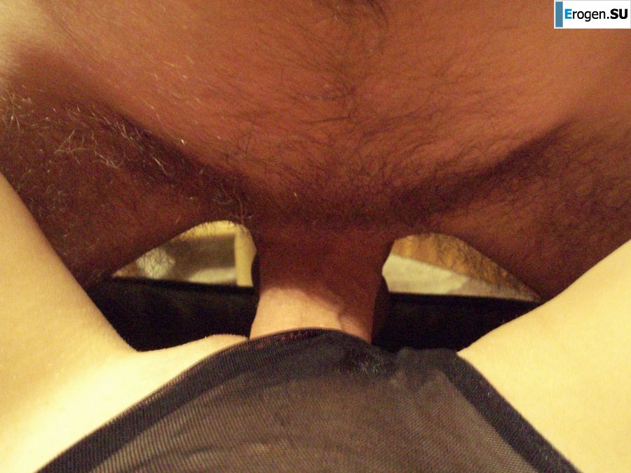 Женщина ласкает себя раздвигая на камеру ноги. Фото 29