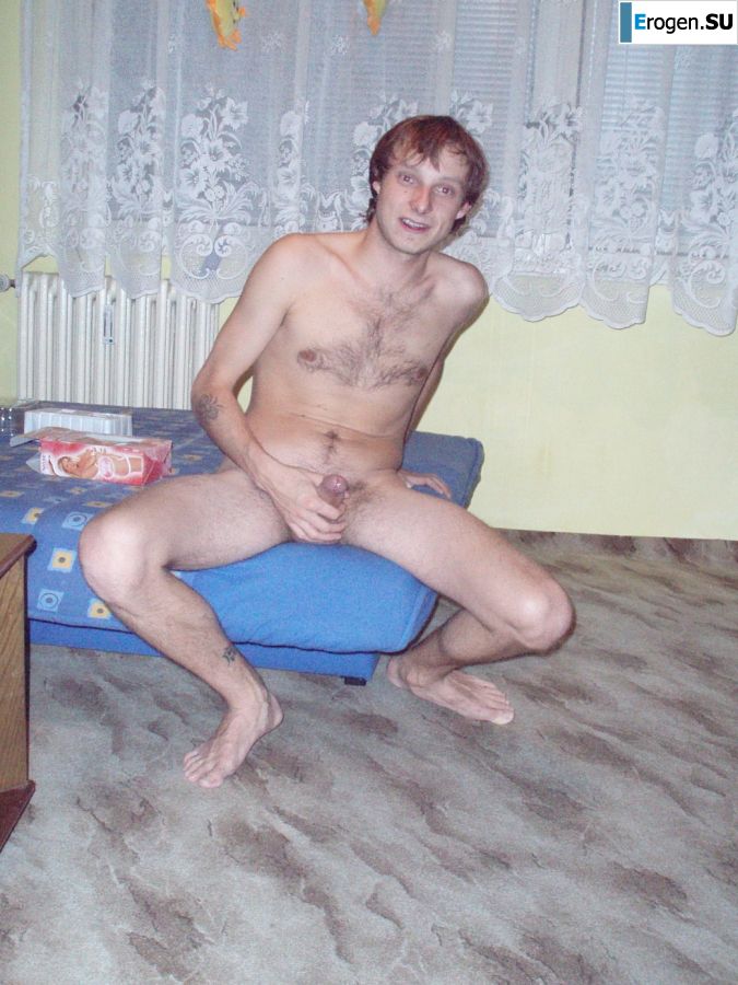 Женщина ласкает себя раздвигая на камеру ноги. Фото 31