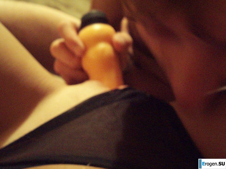 Женщина ласкает себя раздвигая на камеру ноги. Фото 34