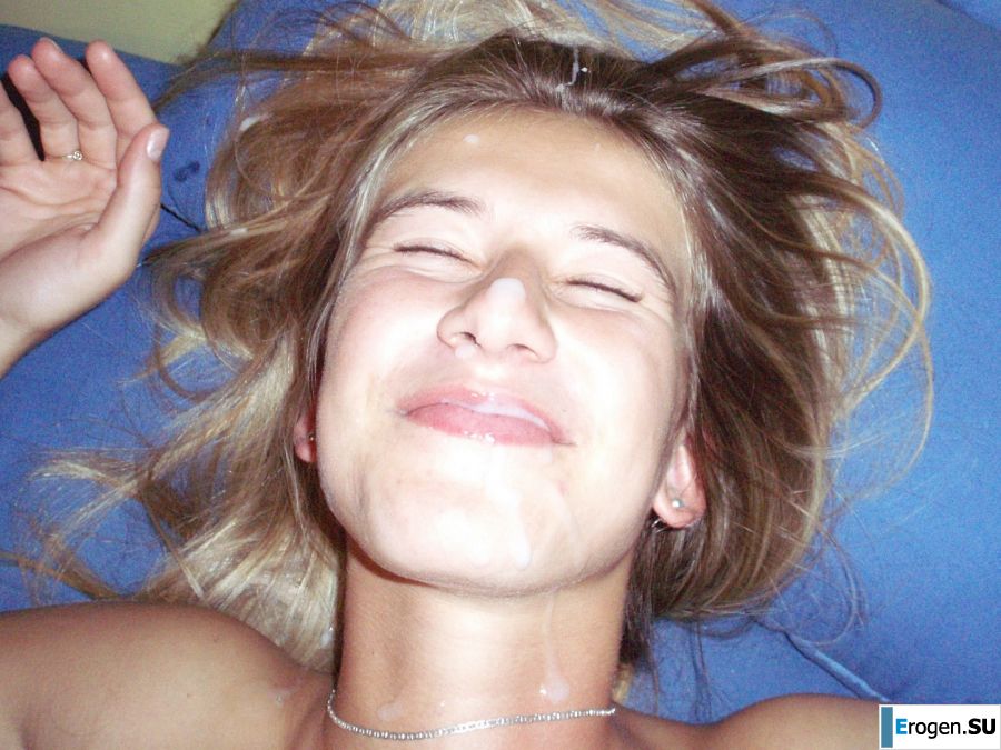 Женщина ласкает себя раздвигая на камеру ноги. Фото 38