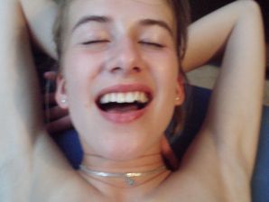 Женщина ласкает себя раздвигая на камеру ноги. Эскиз 13