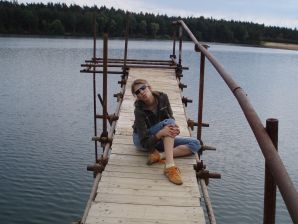 Женщина ласкает себя раздвигая на камеру ноги. Эскиз 19