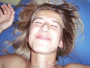 Женщина ласкает себя раздвигая на камеру ноги. Эскиз 38